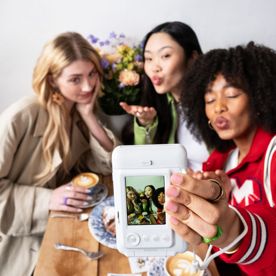 photo amis avec un polaroid